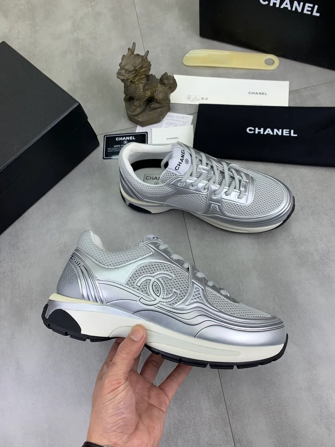 Men's Men's Shoes P620 New Chanel Chanel 25K Silver Horn Golden Horn King Casual Sports Shoes Original purchase and development Made by Xiaoxiang C Home Another super popular item in the counter, loved by Internet celebrity bloggers and ladies, various praises on social platforms, super popular, textured, breathable and super spring and summer. Seeing this issue always arouses the inner desire of fashion among girls. The latest suede material, classic black and white color, full of fashionable feeling on the feet. Easy to take care of, exquisite packaging at the delivery counter🛍📦 ▪️Fabrics: Original customized imported cowhide + mesh ▪️Inner lining: Customized imported breathable mesh ▪️Sole: Original molded rubber foam material ▪️Sole thickness: 4.5CM ▪️Size: 38-44